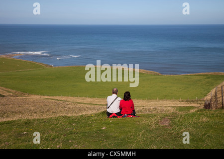 Giovane godendo della vista sul modo di Cleveland sentiero vicino Staithes North Yorkshire Regno Unito Foto Stock