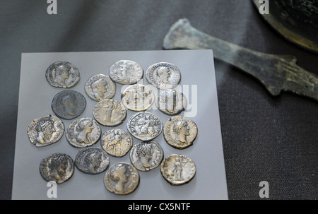 Argento romana denario monete. A.D. 72 fino a 200 e sono stati offerti fino agli inizi del secolo IV D.C. Da Nydan Bog. Foto Stock