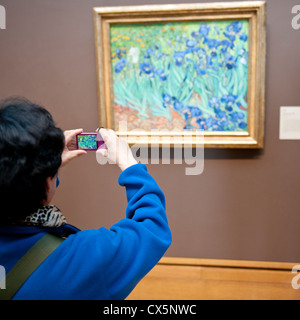 Persona di scattare una foto di un dipinto nella galleria, Getty Center di Los Angeles, Stati Uniti d'America Foto Stock