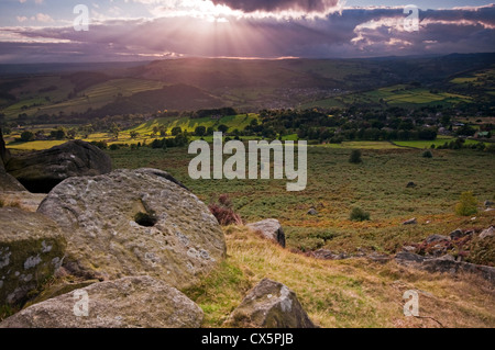 Sun burst guardando fuori da Baslow bordo nel Parco Nazionale di Peak District Foto Stock