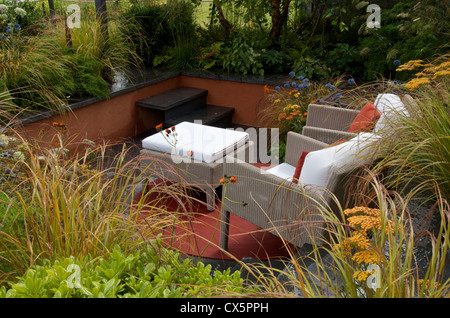 Sunken area con posti a sedere nel giardino di rilievi ad RHS Hampton Court Palace Flower Show 2012 Foto Stock