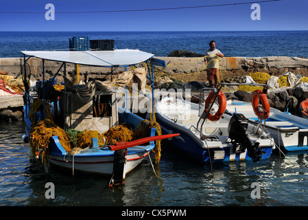 Un pescatore che tende a le sue reti sul porto di Portes sull isola di Aegina Grecia Foto Stock