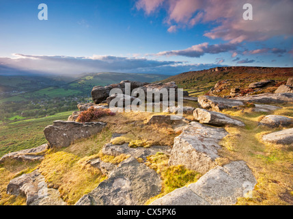 Guardando fuori dal bordo Baslow in direzione del bordo Kerber nel Parco Nazionale di Peak District. Foto Stock