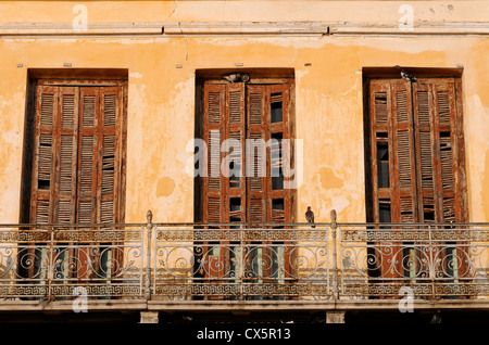 Vecchio tapparelle su una casa nel porto di Aegina town Grecia Foto Stock