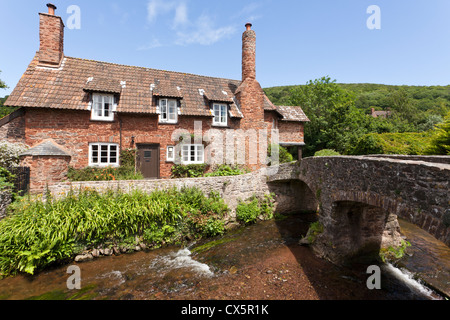 Il poco profondo fiume Aller che scorre sotto le antiche pack horse ponte sul Exmoor a Allerford, Somerset, Regno Unito Foto Stock