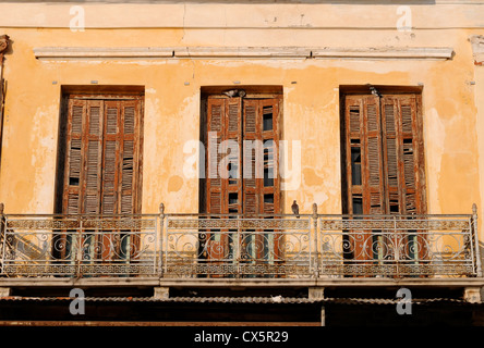 Vecchio tapparelle su una casa nel porto di Aegina town Grecia Foto Stock