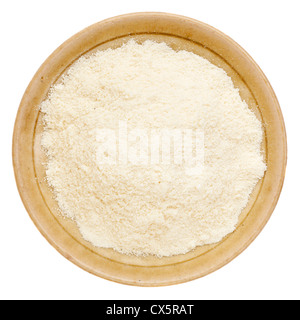 La proteina del siero di latte in polvere in una piccola ciotola di ceramica Foto Stock