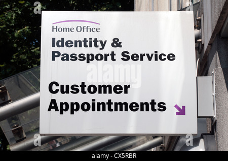 Cartello fuori l identità e il servizio Passport office, Globe House, 89 Eccleston Square, London, Regno Unito Foto Stock