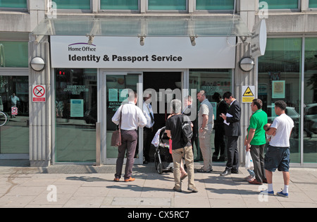 La gente in coda fuori l identità e il servizio Passport office, Globe House, 89 Eccleston Square, London, Regno Unito Foto Stock