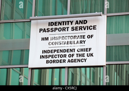Cartello fuori l identità e il servizio Passport office, Globe House, 89 Eccleston Square, London, Regno Unito Foto Stock