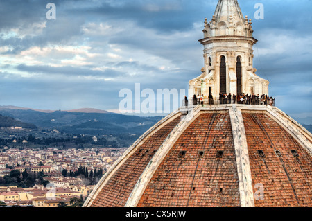 Tourist guardare la vista dalla cima della cupola del Brunelleschi sulla sommità del Santa Maria della Fiore a Firenze, Italia Foto Stock