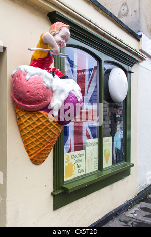 Cono gigante al di fuori di una gelateria - Città di Bath, Somerset Foto Stock