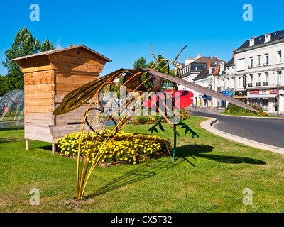 Centro citta' scultura moderna di bee e arnia - Chatellerault, Vienne, in Francia. Foto Stock