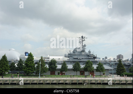 La USS Intrepid, una portaerei costruita durante la Seconda Guerra Mondiale per gli Stati Uniti Marina, è ora in mostra a midtown Manhattan. Foto Stock