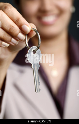 Primo piano di business donna tenendo premuto un tasto Foto Stock