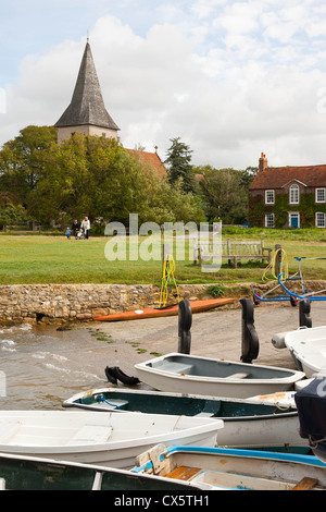 Chiesa della Santa Trinità Bosham con barche, West Sussex Foto Stock