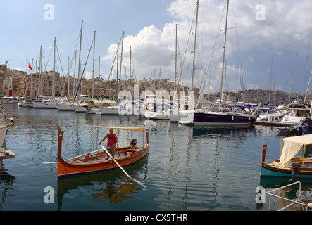 Il taxi acqueo al Grand Harbour marine Birgu (Vittoriosa). Foto Stock