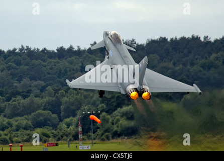 Eurofighter Typhoon piena potenza scramble a togliere la dimostrazione a Farnborough Airshow internazionale 2012 Foto Stock