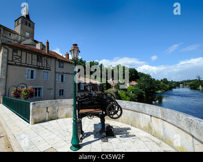 Vecchia macchina da stampa usato come arredo urbano nel libro città di Montmorillon Francia Foto Stock