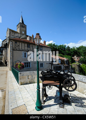 Vecchia macchina da stampa usato come arredo urbano nel libro città di Montmorillon Francia Foto Stock