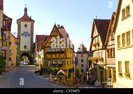 Rothenburg ob der Tauber come il sole sorge appena sopra i tetti della città. Foto Stock