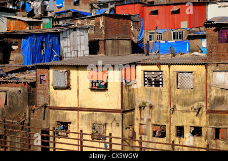 Baraccopoli / slum case a stazione di Bandra, Mumbai, India Foto Stock