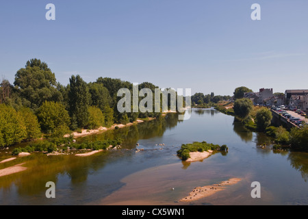 Guardando in giù il fiume Loira nella città di Orleans in Francia. Foto Stock