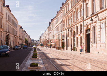 Un tram va giù Rue Jeanne d'Arc in Orleans, Francia Foto Stock