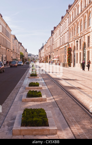 Guardando verso il basso Rue Jeanne d'Arc in Orleans, Francia. Foto Stock