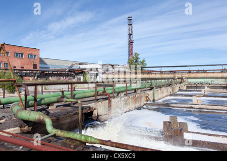 Trattamento acqua fabbrica vista comune. Aerazione di ossigeno per le acque di scarico Foto Stock