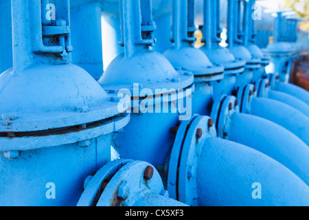 Close up della linea dal blu ossigeno le valvole a saracinesca con tubi Foto Stock