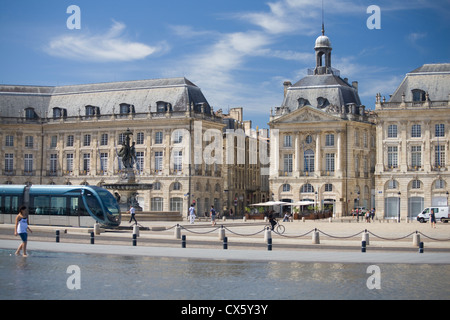 Place de la Bourse e il Miroir d'eau, Bordeaux, Francia Foto Stock