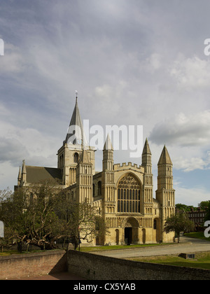 Rochester Cathedral, Kent. Fronte ovest e la torre Foto Stock