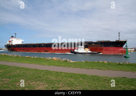 Nave che entra in porto di Newcastle. Australia Foto Stock