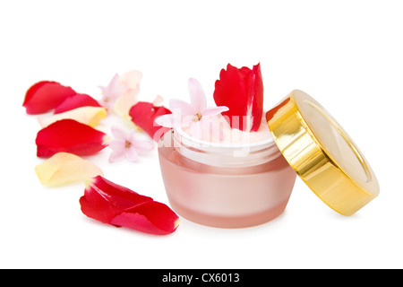 Naturale di crema per il viso con rose. Isolato su sfondo bianco. Foto Stock