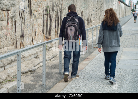 I turisti a piedi lungo un tratto superstite del muro di Berlino alla topografia del terrore museo all'aperto Foto Stock