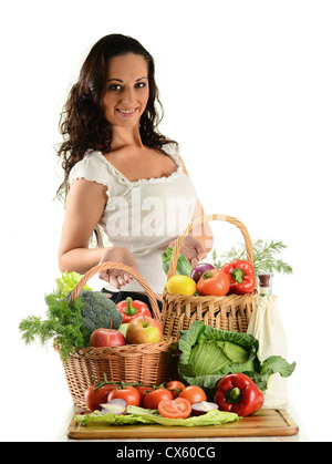 Giovane donna con due canestri di vimini pieno di verdure isolato su bianco Foto Stock