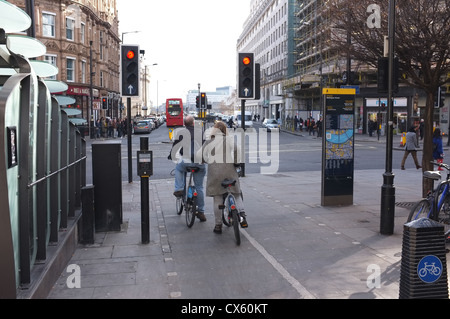 Un paio di fermate al ciclo di semafori a Londra Wellington street the strand Foto Stock