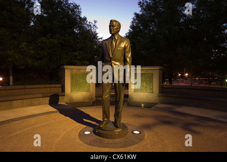 STATUA GEORGE H W BUSH MONUMENTO (©CHAS FAGAN 2004) SESQUICENTENNIAL PARK DOWNTOWN SKYLINE HOUSTON TEXAS USA Foto Stock