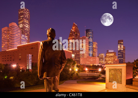 STATUA GEORGE H W BUSH MONUMENTO (©CHAS FAGAN 2004) SESQUICENTENNIAL PARK DOWNTOWN SKYLINE HOUSTON TEXAS USA Foto Stock