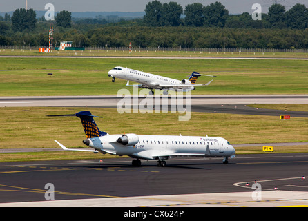 Gestione a terra di aeromobili presso l'Aeroporto Internazionale di Düsseldorf. In Germania, in Europa. Foto Stock