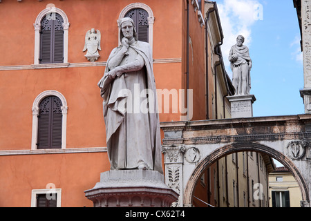 Piazza dei Signori, con il monumento a Dante (di Zannoni) di Verona, Veneto, Italia Foto Stock