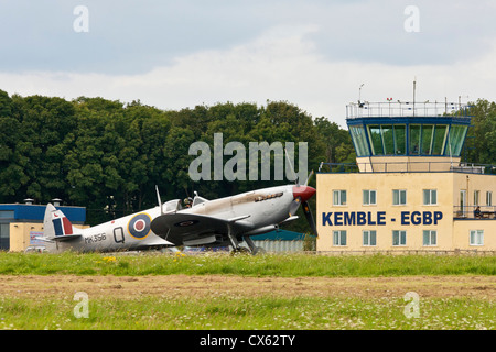 Vickers Supermarine Spitfire aerei sulla pista passando il Kemble EGBP torre di controllo. JMH6104 Foto Stock