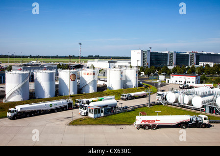 L'aeroporto internazionale di Düsseldorf. Fattoria del serbatoio, deposito di carburante, serbatoi di stoccaggio. Il combustibile da aviazione. Foto Stock