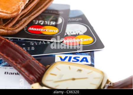 Dublino, Irlanda - 12 settembre 2012. Si tratta di un studio shot di 2 schede master e una Visa Debit Card accanto a un portafoglio in pelle una Foto Stock