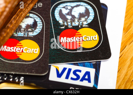 Dublino, Irlanda - 12 settembre 2012. Si tratta di un studio shot di 2 schede master e una Visa Debit Card su una scrivania in legno. Foto Stock