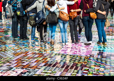 Photokina, mondi principali di imaging, fair trade show per la fotografia. Grande installazione di Lomography foto sul pavimento. Foto Stock