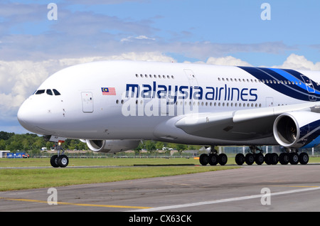 Airbus A380 in Malaysia Airlines colori rolling out dopo lo sbarco a Farnborough Airshow internazionale 2012 Foto Stock