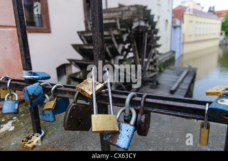 Gli amanti di lucchetti attaccati in corrispondenza di Čertovka, canale di diavoli, Praga, Repubblica Ceca Foto Stock