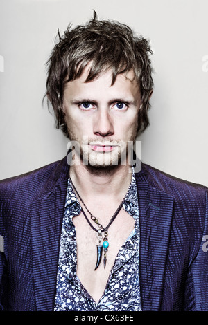 Parigi, Francia - Luglio 04, 2012: ritratto del rock inglese Musa Gruppo batterista Dominic Howard a Parigi il 4 luglio 2012 Foto Stock